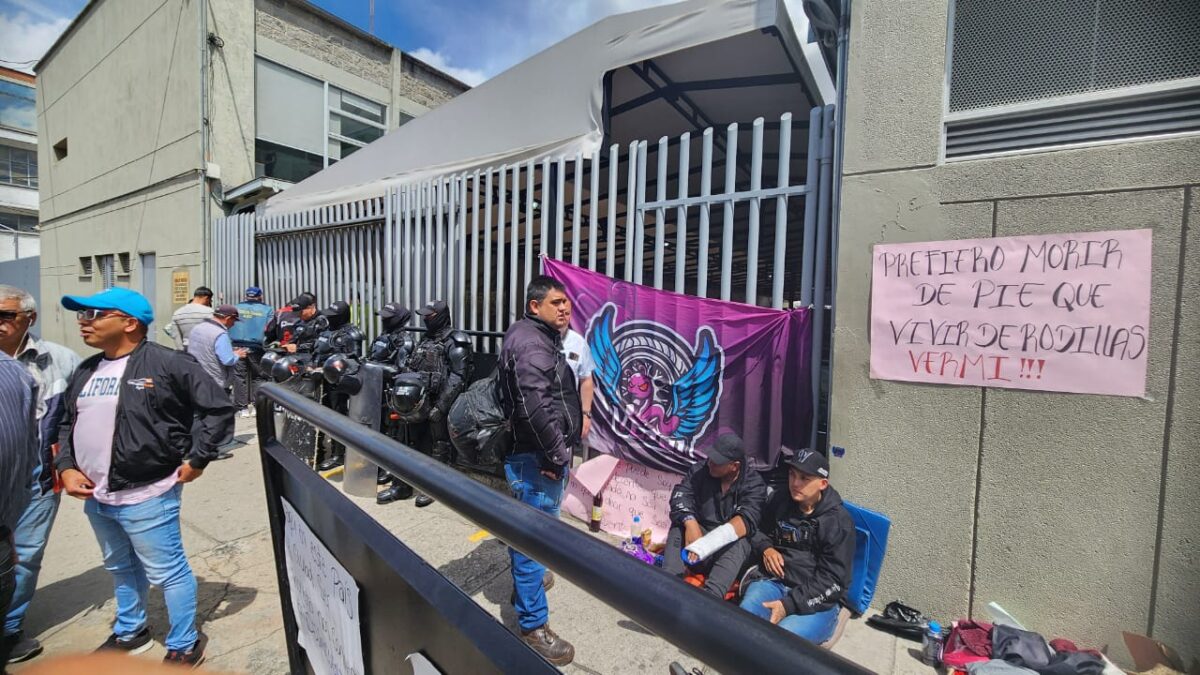 Líder de moteros se encadenó en oficina de la Secretaría de Movilidad: por esta razón protesta 1 Líder de moteros se encadenó en oficina de la Secretaría de Movilidad: por esta razón protesta Diego, junto a 3 integrantes de un grupo de motociclistas, completan 3 días encadenados en la oficina de la Secretaría de Movilidad. Denuncian una presunta injusticia en un procedimiento.