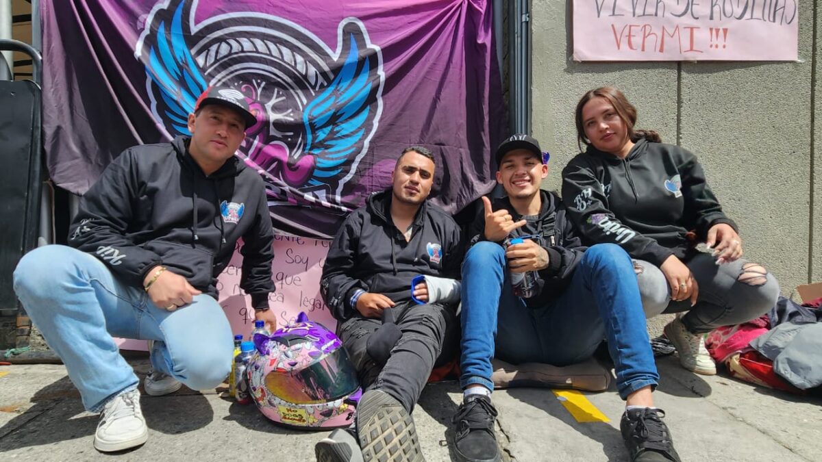 Líder de moteros se encadenó en oficina de la Secretaría de Movilidad: por esta razón protesta 2 Líder de moteros se encadenó en oficina de la Secretaría de Movilidad: por esta razón protesta Diego, junto a 3 integrantes de un grupo de motociclistas, completan 3 días encadenados en la oficina de la Secretaría de Movilidad. Denuncian una presunta injusticia en un procedimiento.