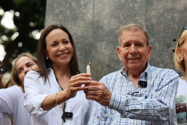 Maduro asegura que Edmundo González está preparando su fuga de Venezuela 1 Maduro asegura que Edmundo González está preparando su fuga de Venezuela El presidente de Venezuela, Nicolás Maduro, ha advertido que el principal candidato de la oposición en las elecciones del pasado 28 de julio, Edmundo González, está preparando su "fuga" del país.