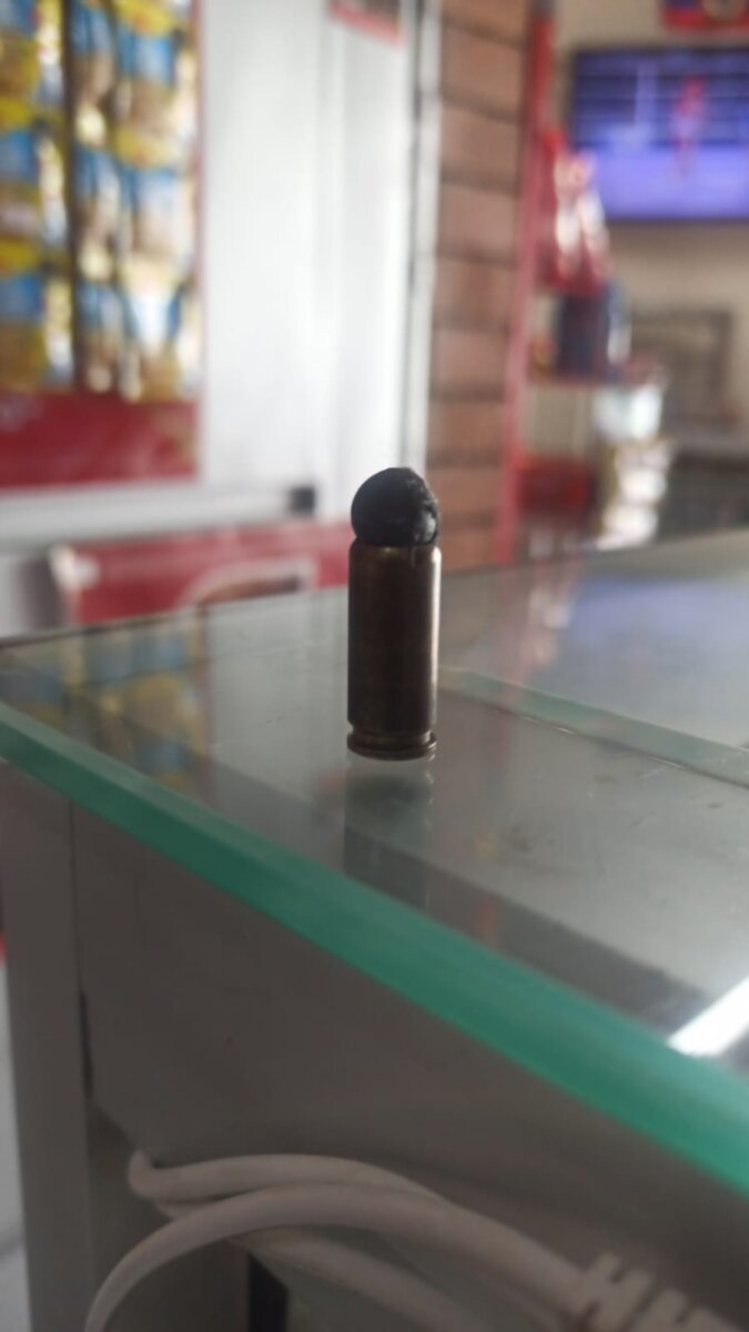 Miltón, el comerciante que resultó herido en medio de un atraco en Engativá 2 Miltón, el comerciante que resultó herido en medio de un atraco en Engativá Cada vez es más frecuente que los comerciantes levante su voz y denuncien la inseguridad de la que son víctimas casi que a diario, tal y como es el caso de don Milton Reyes, quien resultó herido en medio de un hurto que dos bandidos cometieron en su negocio.