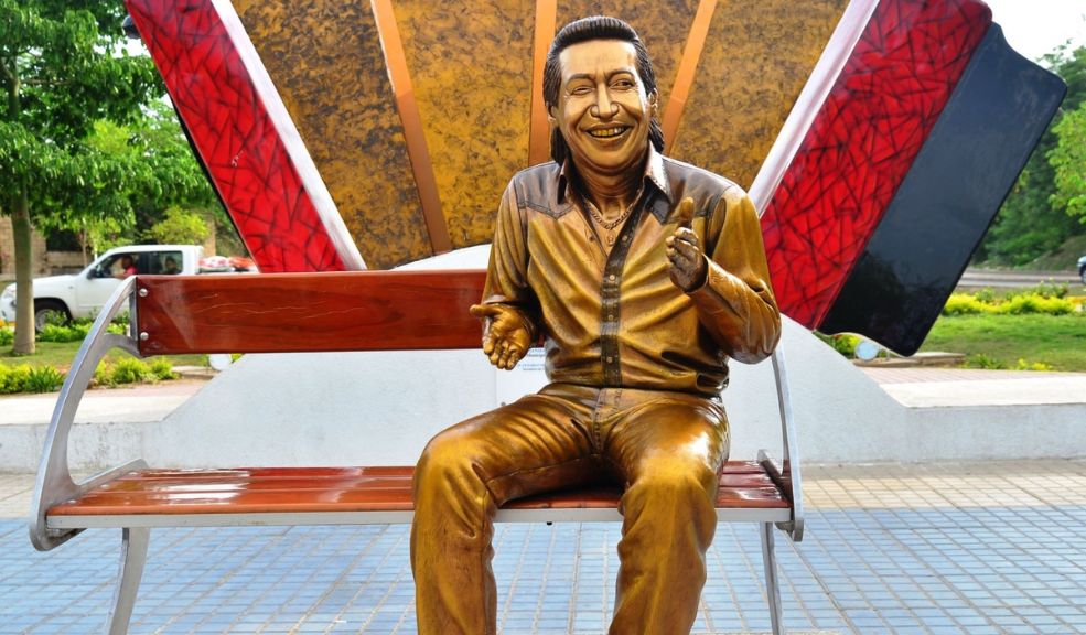 Mujer asegura haber quedado embarazada de la estatua de Diomedes Díaz La mujer asegura que no le fue infiel a su esposo y que quedó embarazada de la estatua de Diomedes Díaz.