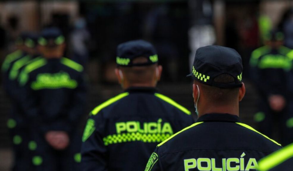 Policía relató cómo logró sobrevivir a atentado en Kennedy 10 Policía relató cómo logró sobrevivir a atentado en Kennedy La noche de este martes se registraron dos explosiones en la localidad de Kennedy, Bogotá, dejando varios heridos, entre ellos civiles y uniformados. Según versiones preliminares, el atentado estaba dirigido a los policías que se encontraban en la zona. Uno de los uniformados heridos relató cómo logró sobrevivir al ataque y alertar a su compañero y a la comunidad cercana.