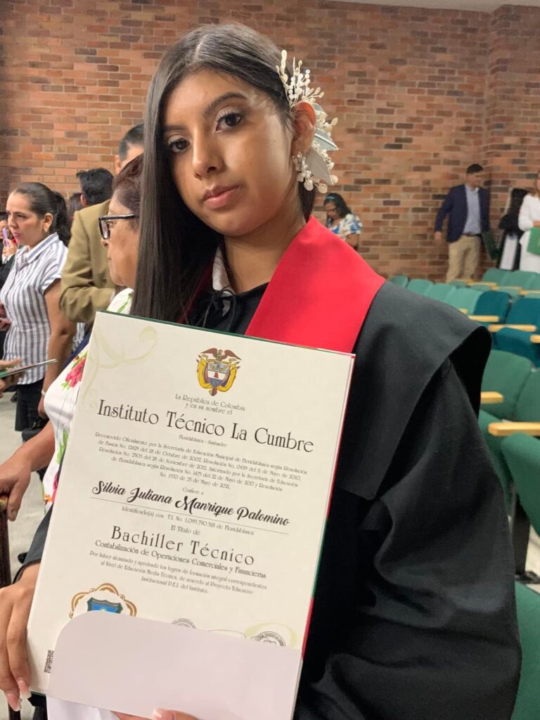 Padre de colombiana que murió en un accidente en España no alcanzó a llegar a las honras fúnebres 1 Padre de colombiana que murió en un accidente en España no alcanzó a llegar a las honras fúnebres La joven Silvia Juliana Manrique Palomino, de 20 años, perdió la vida cuando se desplazaba en una patineta eléctrica. Fue sepultada en la mañana de este sábado en Valencia, España.