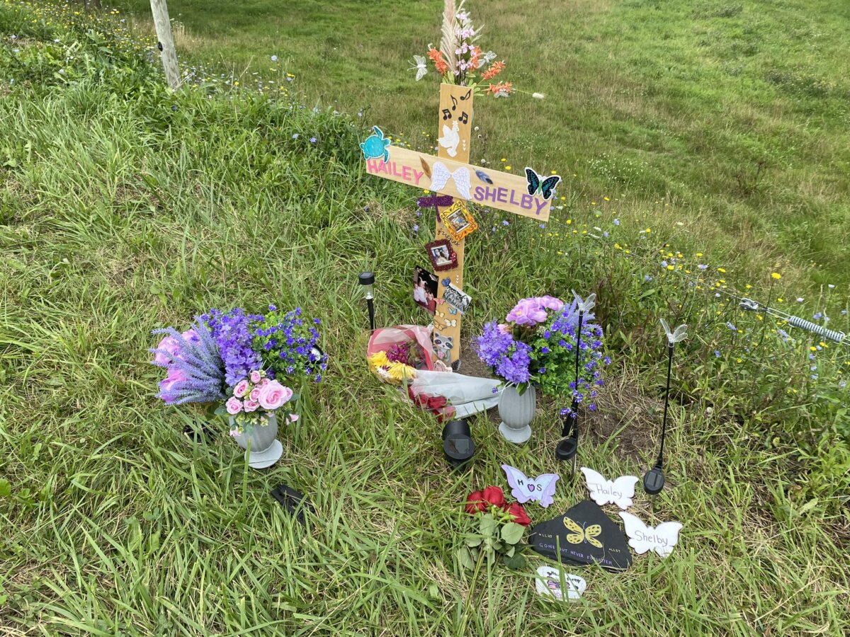 Padre rastreó celulares de sus hijas y descubrió que habían muerto en un accidente Un padre devastado que rastreó los teléfonos de sus hijas adolescentes hasta el lugar del terrible accidente automovilístico, revela detalles desgarradores sobre sus momentos finales y su conmovedor homenaje final para ambas.