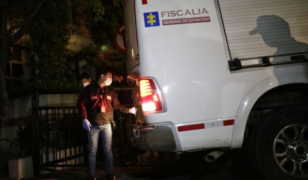 Peatón murió tras ser arrollado por un camión de basura en Bogotá 1 Peatón murió tras ser arrollado por un camión de basura en Bogotá Sobre las 9:40 de la noche de este jueves, el tráfico en la carrera 68 con calle 80 se vio afectado por un accidente de tránsito que dejó sin vida a un peatón.