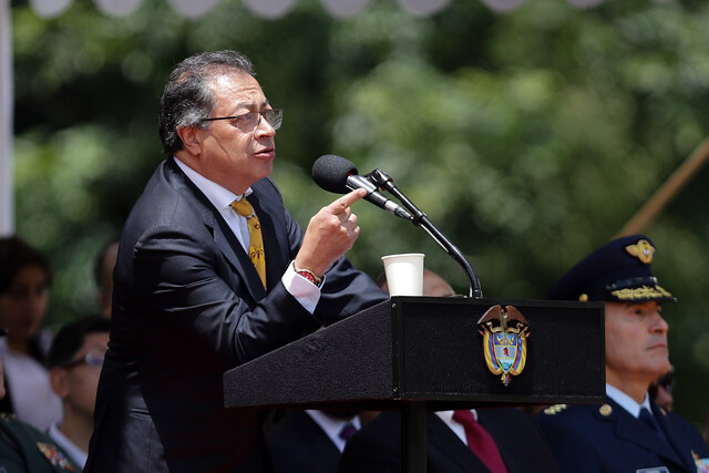 Petro propuso alianza de empresas públicas de telecomunicaciones 1 Petro propuso alianza de empresas públicas de telecomunicaciones El presidente de la República, Gustavo Petro, criticó la decisión tomada en las últimas horas por el Concejo de Medellín en primer debate de autorizar la venta de las acciones de Tigo UNE en poder de EPM a la multinacional Milicom.