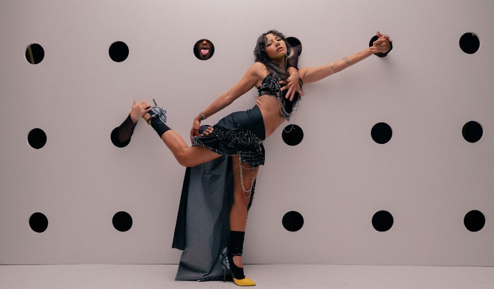 RaiNao cierra su álbum 'Capicú' con el estreno de su último "bichoalizer" La talentosa artista puertorriqueña RaiNao ha culminado la narrativa visual de su aclamado álbum 'Capicú' con el lanzamiento del “bichoalizer” de 'Paltrío'.