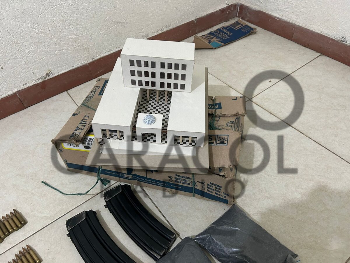 Revelan fotos de la maqueta del Palacio de Justicia y munición que iban a usar en supuesto atentado 1 Revelan fotos de la maqueta del Palacio de Justicia y munición que iban a usar en supuesto atentado Salieron a la luz las fotos del reporte policial que se realizó durante el allanamiento de una vivienda en Ciudad Bolívar, en la cual se encontraron varios elementos con los que, al parecer, planeaban un atentado en el Palacio de Justicia.