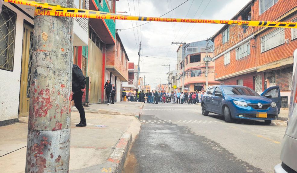 Revelan la identidad del hombre que fue asesinado cuando salía de su casa en Tunjuelito 1 Revelan la identidad del hombre que fue asesinado cuando salía de su casa en Tunjuelito El rostro del sujeto que acabó con la vida del hombre quedó registrado en videos de las cámaras de seguridad. Las autoridades trabajan para dar con su paradero.