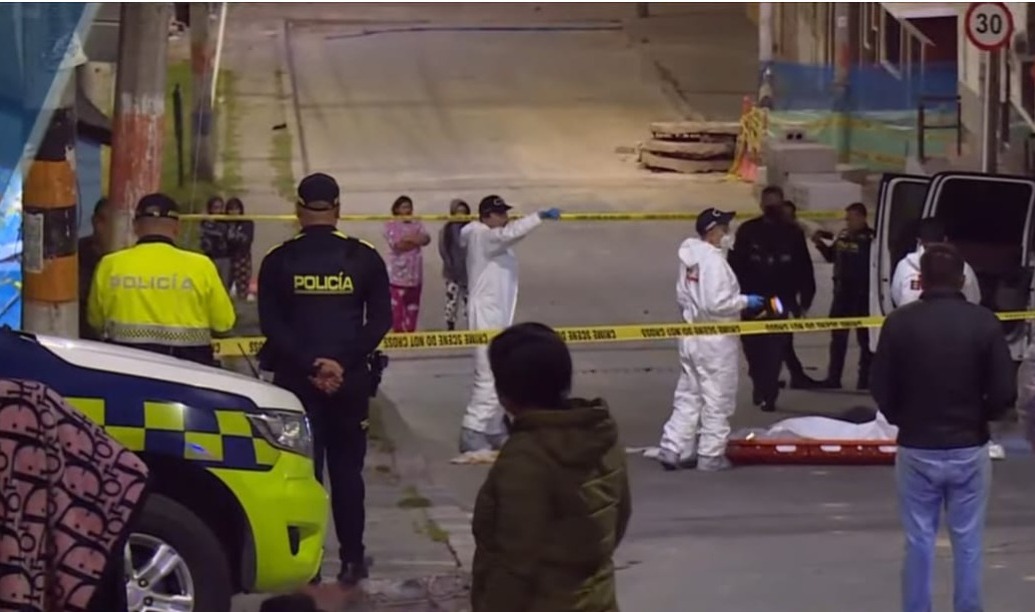 Revelan nuevos detalles de crimen de mujer en Rafael Uribe: recibió disparo en la cabeza 6 Revelan nuevos detalles de crimen de mujer en Rafael Uribe: recibió disparo en la cabeza Algunos residentes del barrio aseguraron haber escuchado tres disparos seguidos, lo que los llevó a alertar a las autoridades. Dos policías llegaron rápidamente en motocicleta para intentar salvar la vida de la joven, pero ya era demasiado tarde; al llegar al lugar, la mujer ya no presentaba signos vitales. Poco a poco, la gente comenzó a asomarse para averiguar qué había sucedido, mientras que otros fueron despertados por el ruido de los vecinos que se aglomeraban en la escena del crimen.