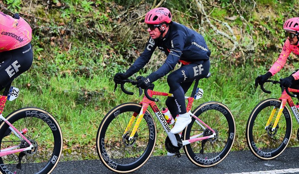Se confirma la participación de Rigoberto Urán en la Vuelta a España A sus 37 años, Rigoberto Urán, uno de los grandes referentes del ciclismo colombiano, se prepara para su última gran carrera profesional: la Vuelta España 2024 de la mano del equipo EF Education-EasyPost.