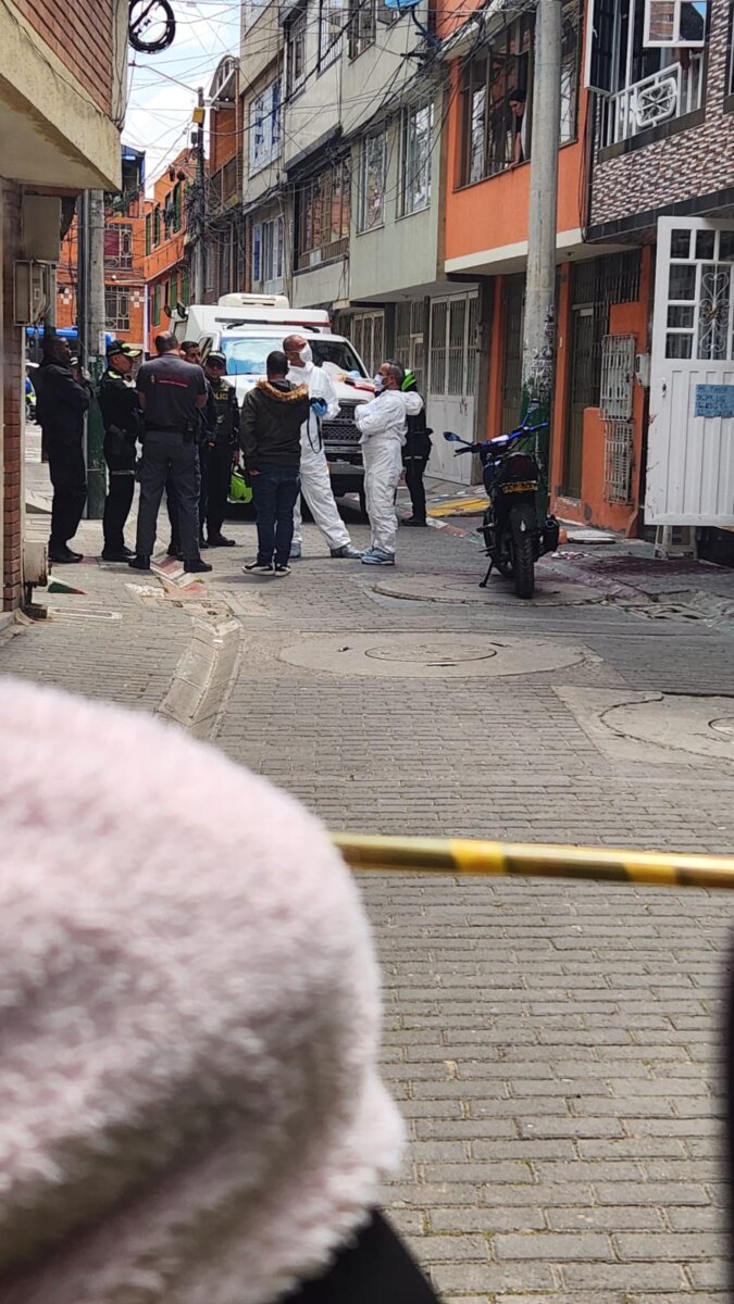 Sicarios asesinaron a una pareja en su vivienda en Bosa Dos jóvenes, un hombre y una mujer, fueron asesinados en la puerta de su casa, una vivienda ubicada en la localidad de Bosa.