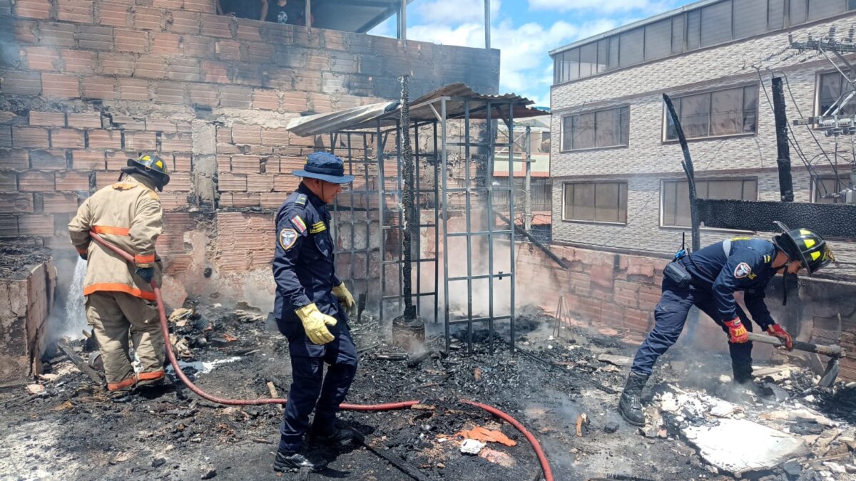 ÚLTIMA HORA: se presenta incendio en una casa de Soacha A esta hora se registra un fuerte incendio en el barrio Rincón de Santa Fe, en límites entre Bosa y Soacha.