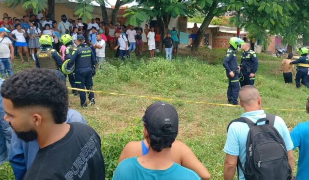 Vecinos hallaron una cabeza humana en una bolsa de basura 7 Vecinos hallaron una cabeza humana en una bolsa de basura El hallazgo se produjo cuando los vecinos, atraídos por un fuerte olor y la presencia de moscas, decidieron inspeccionar la bolsa, encontrando la cabeza humana.