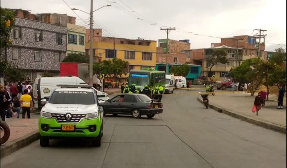 Detalles del ataque sicarial que dejó un muerto y dos heridos en Ciudad Bolívar Un hombre recibió varios disparos mientras se movilizaba en su vehículo. Además, una pareja que transitaba por el lugar también resultó con heridas de bala. El ataque causó un accidente de tránsito en Ciudad Bolívar.