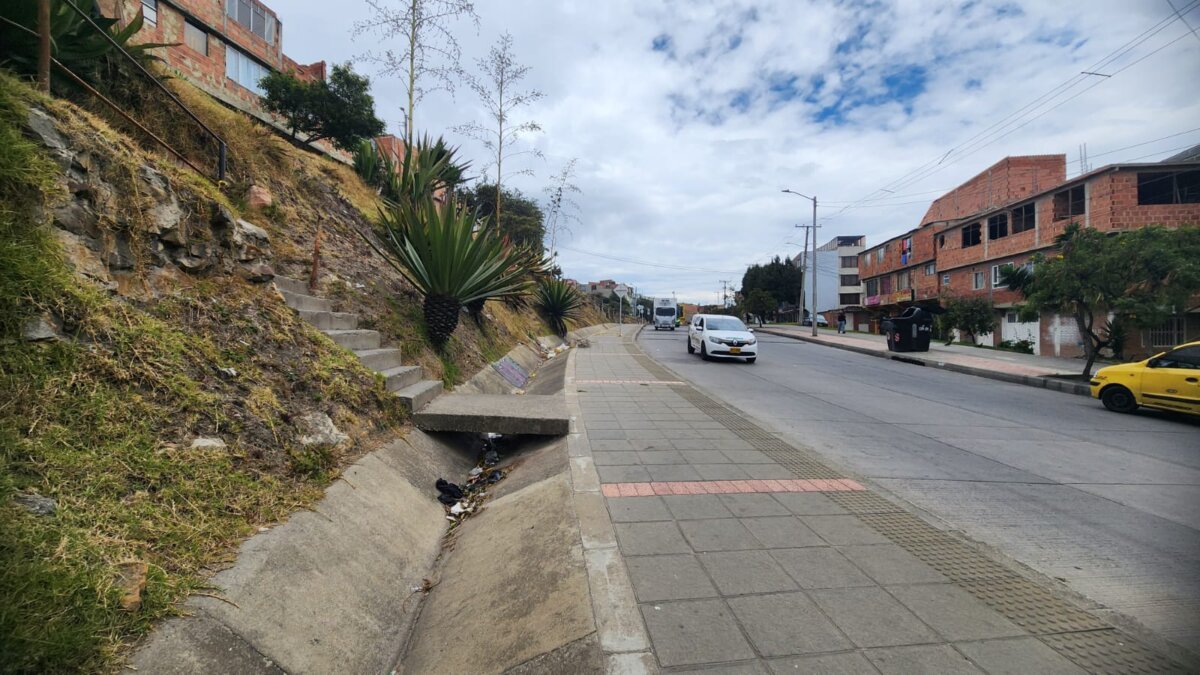 Detalles del ataque sicarial que dejó un muerto y dos heridos en Ciudad Bolívar 1 Detalles del ataque sicarial que dejó un muerto y dos heridos en Ciudad Bolívar Un hombre recibió varios disparos mientras se movilizaba en su vehículo. Además, una pareja que transitaba por el lugar también resultó con heridas de bala. El ataque causó un accidente de tránsito en Ciudad Bolívar.