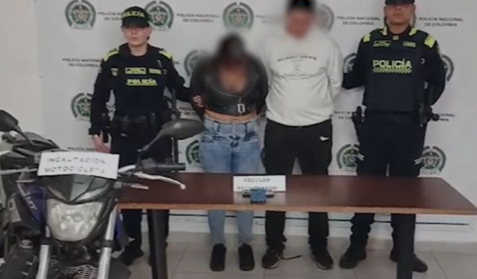 Capturan a pareja que robó celular mediante raponazo en Usaquén 8 Capturan a pareja que robó celular mediante raponazo en Usaquén La Policía Metropolitana de Bogotá logró la captura en flagrancia de una mujer y un hombre por el delito de hurto en la localidad de Usaquén. Los delincuentes se movilizaban en una motocicleta de alto cilindraje.