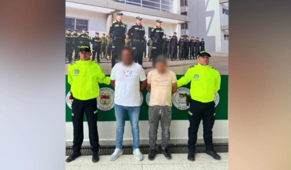 Desarticulan narcoclan familiar en Colombia con apoyo del FBI 10 Desarticulan narcoclan familiar en Colombia con apoyo del FBI En una operación conjunta entre la Policía Nacional de Colombia, la Fiscalía General de la Nación y la Oficina Federal de Investigación (FBI) de los Estados Unidos, se logró la captura de cuatro presuntos integrantes de una organización transnacional dedicada al narcotráfico.
