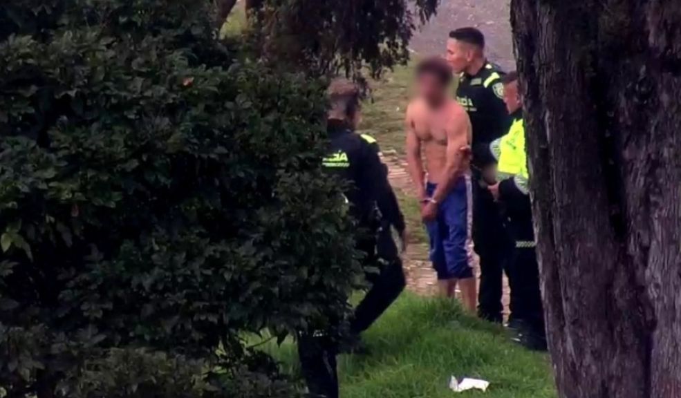 Capturan a sujeto que robó un celular y lo lanzó a un caño para evadir a la Policía 2 Capturan a sujeto que robó un celular y lo lanzó a un caño para evadir a la Policía Aunque el sujeto intentó escapar, fue capturado por las autoridades.