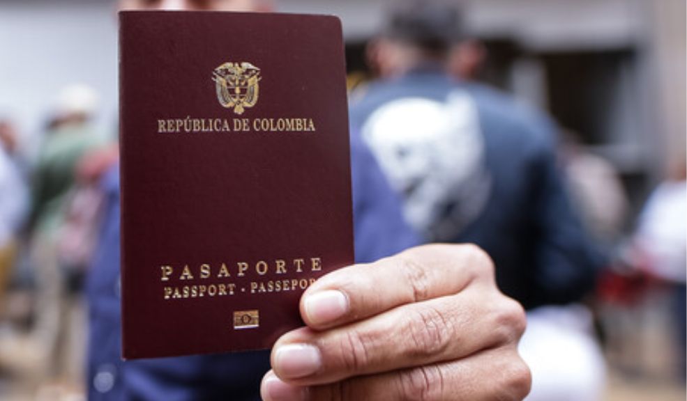 Estos colombianos podrán sacar el pasaporte gratis: aquí los requisitos El pasaporte es un documento oficial de identificación que permite a los colombianos viajar a destinos internacionales. El documento, que es emitido por el Ministerio de Relaciones Exteriores de Colombia, puede ser adquirido de manera gratuita para los connacionales que se encuentren en alguna de las siguientes categorías: