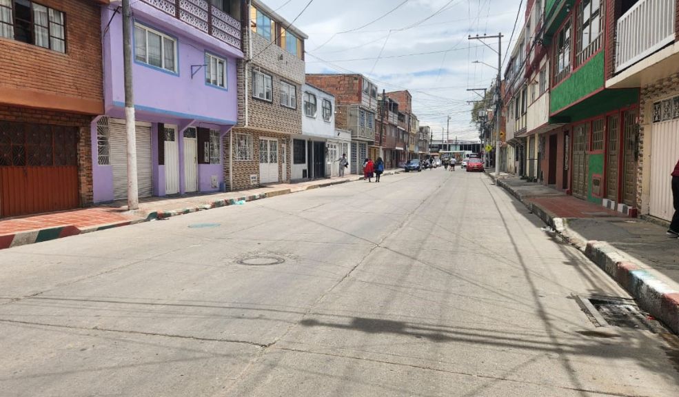 En video quedó captado el momento en el que sicarios persiguieron a un hombre hasta matarlo en Bosa 1 En video quedó captado el momento en el que sicarios persiguieron a un hombre hasta matarlo en Bosa El sonido de varios disparos alertaron a la comunidad del barrio San Pablo, en la localidad de Bosa, este domingo, quienes, aunque sumergidos en el miedo, alertaron a las autoridades del vil asesinato de un hombre.