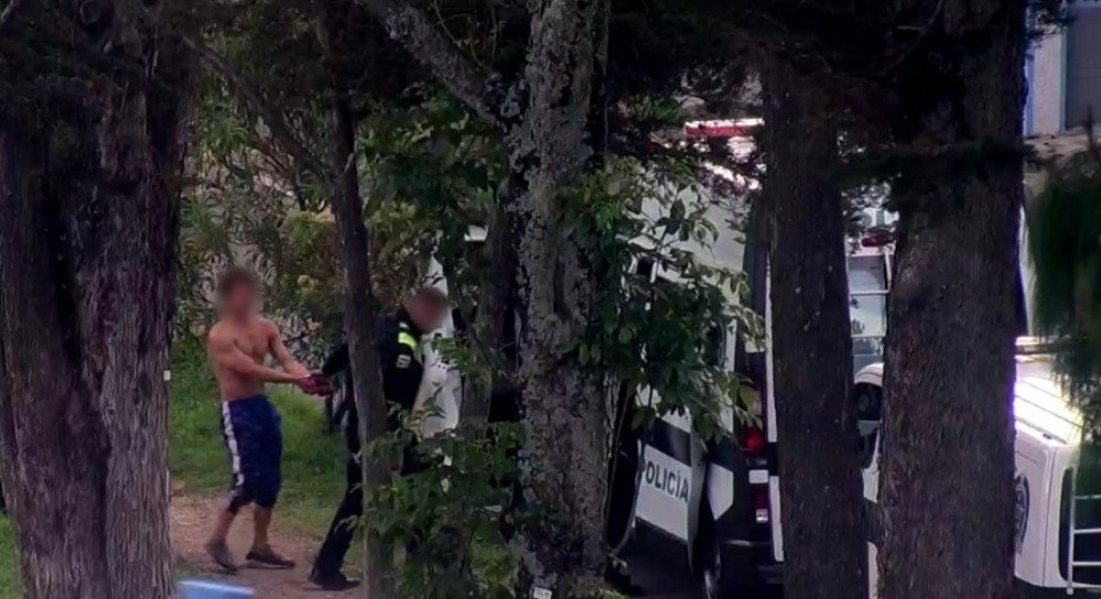 Capturan a sujeto que robó un celular y lo lanzó a un caño para evadir a la Policía 1 Capturan a sujeto que robó un celular y lo lanzó a un caño para evadir a la Policía Aunque el sujeto intentó escapar, fue capturado por las autoridades.