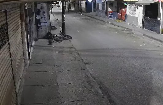Impresionante momento en el que motociclista choca contra una pared y fallece 1 Impresionante momento en el que motociclista choca contra una pared y fallece El hecho fue captado por una cámara de seguridad, que registró al motociclista circulando a alta velocidad, subiendo al andén y luego estrellándose contra la pared y el poste.