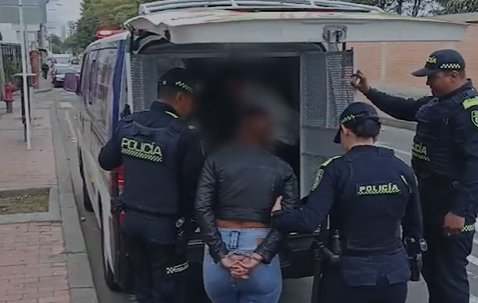 Capturan a pareja que robó celular mediante raponazo en Usaquén 1 Capturan a pareja que robó celular mediante raponazo en Usaquén La Policía Metropolitana de Bogotá logró la captura en flagrancia de una mujer y un hombre por el delito de hurto en la localidad de Usaquén. Los delincuentes se movilizaban en una motocicleta de alto cilindraje.