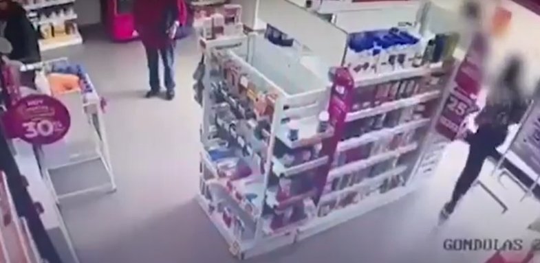 Capturan a 5 sujetos que robaban locales y se grababan para subir los videos a redes 1 Capturan a 5 sujetos que robaban locales y se grababan para subir los videos a redes Uniformados de la Estación de Policía de Usaquén, lograron la captura de 5 ciudadanos extranjeros involucrados en el hurto de costosos productos cosméticos y de aseo personal en establecimientos comerciales.
