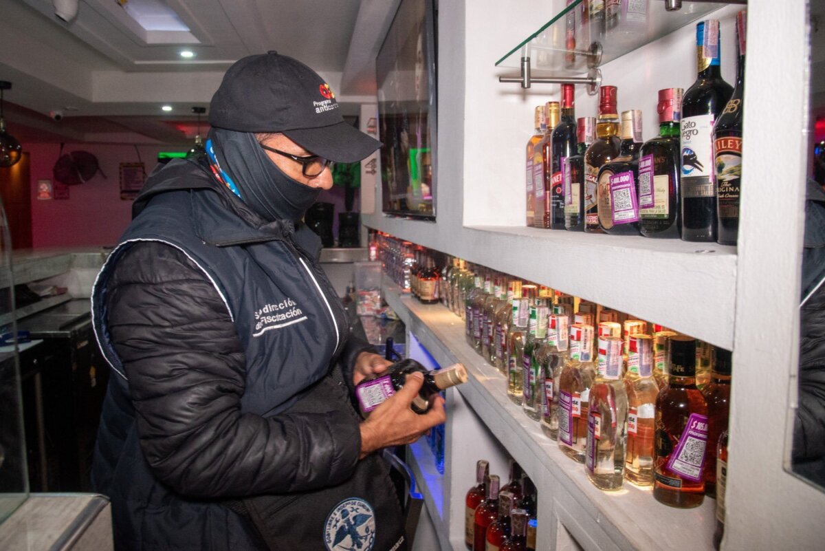 Sellan dos establecimientos en Engativá por vender licor adulterado Durante los operativos, realizados en los barrios Santa María del Lago y San Antonio, se detectó la venta de licor adulterado.