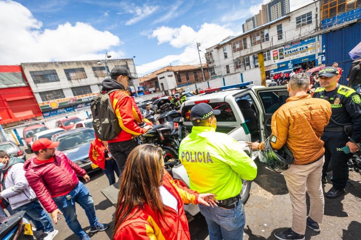 Duro golpe contra los criminales en julio: se desarticularon bandas y realizaron importantes capturas 1 Duro golpe contra los criminales en julio: se desarticularon bandas y realizaron importantes capturas El trabajo conjunto entre la Secretaría de Seguridad, Convivencia y Justicia, la Policía Metropolitana de Bogotá y la Fiscalía, entre otros organismos, permitieron obtener importantes resultados en julio en la lucha contra la criminalidad en la capital.