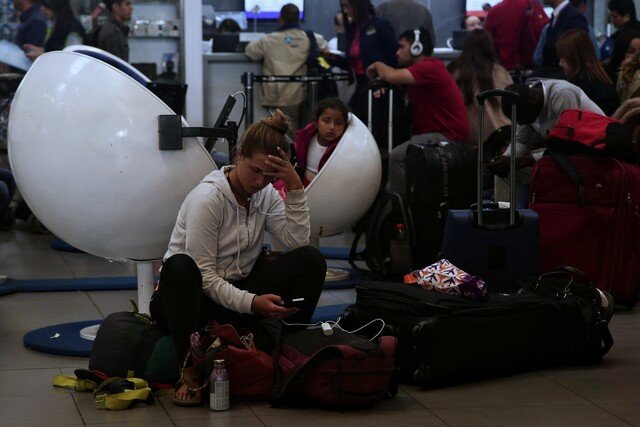 Riesgo de aviones en tierra y menos pasajeros por crisis de combustibles 1 Riesgo de aviones en tierra y menos pasajeros por crisis de combustibles Así lo manifestó Paula Bernal Sanit, country manager de IATA en Colombia, en una carta que dirigió a la ministra de Transporte, María Constanza García, en la que le pidió claridad sobre lo que está ocurriendo con el combustible con el que operan los aviones (Jet A1) y las fallas reportadas por Ecopetrol.