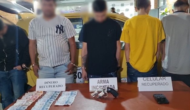 Capturaron a ladrones que llevaban ropa de cambio para evadir a la Policía 1 Capturaron a ladrones que llevaban ropa de cambio para evadir a la Policía El hecho ocurrió cuando las autoridades, en labores de patrullaje, recibieron una alerta de la central de radio sobre un vehículo tipo taxi que había sido identificado como parte de un robo en un establecimiento comercial. De inmediato, los uniformados iniciaron la búsqueda del automóvil, logrando interceptarlo en la carrera 38 con calle 2.