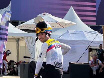 Él es Mateo Carmona, la promesa del BMX que brilló en París 1 Él es Mateo Carmona, la promesa del BMX que brilló en París Mateo Carmona, la joven promesa del BMX colombiano, ha dejado una marca imborrable en los Juegos Olímpicos de París 2024.