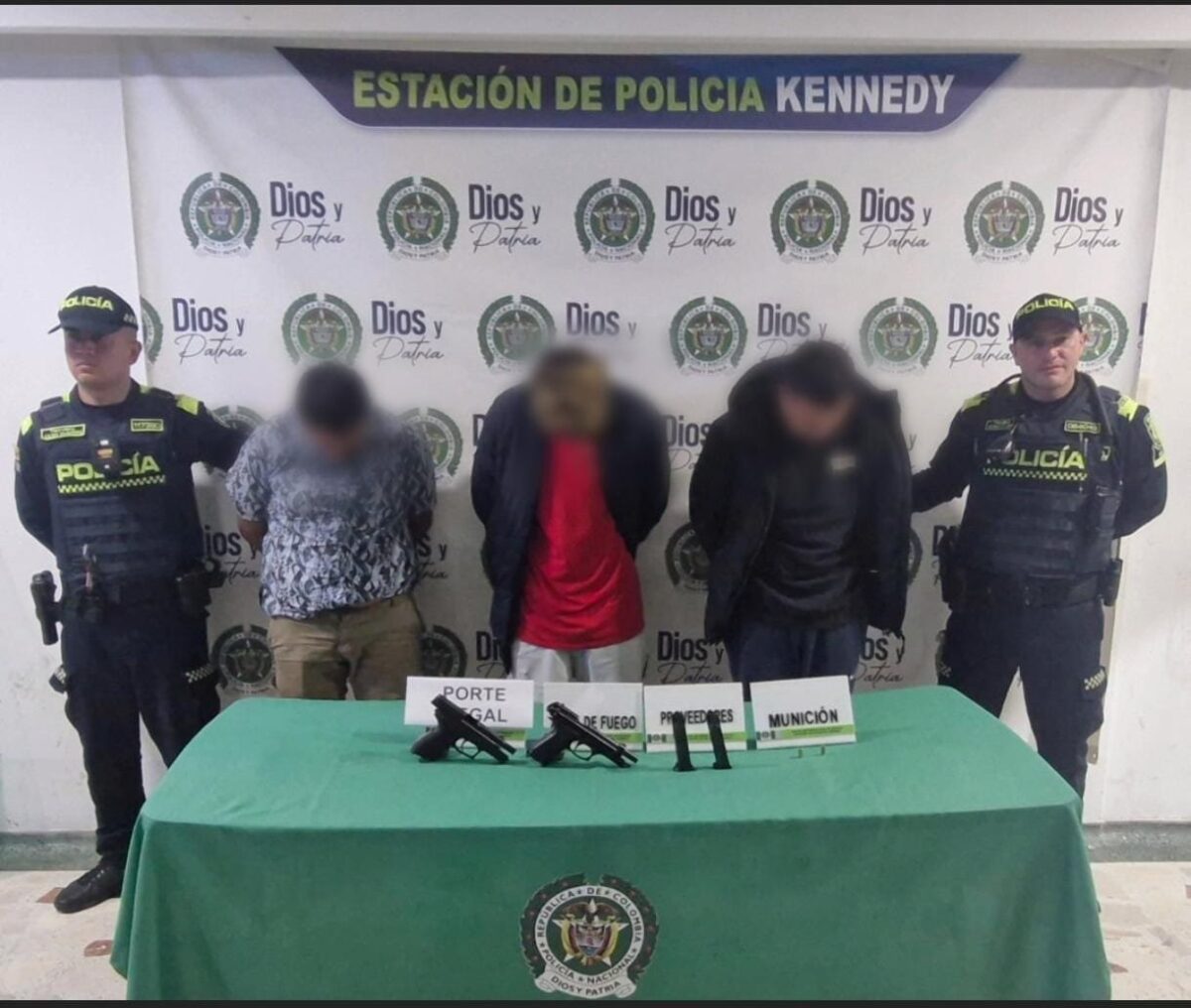 ¡De película! Robo de carro terminó en persecución y balacera 1 ¡De película! Robo de carro terminó en persecución y balacera Los sujetos robaron el vehículo en la localidad de Usme, pero posteriormente fueron capturados en Kennedy.