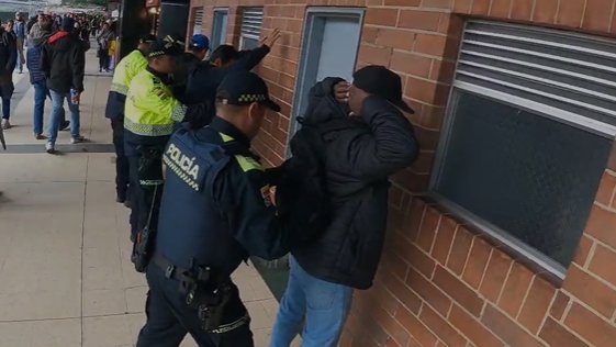 Operativos en TransMilenio dejaron 12 capturados 1 Operativos en TransMilenio dejaron 12 capturados La Policía Metropolitana de Bogotá, en coordinación con funcionarios del Sistema de Transporte Masivo TranMiCable, llevaron a cabo planes y controles de registro y verificación de antecedentes en las troncales del Tunal y Usme.