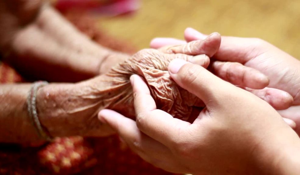 Aberrante: Abuelita de 80 años fue abusada por su propio nieto 1 Aberrante: Abuelita de 80 años fue abusada por su propio nieto En un hecho indignante ocurrido en el sector de Agua Blanca, en Pitalito, Huila, un hombre de 38 años fue capturado en flagrancia mientras abusaba sexualmente de su abuela de 80 años. El sujeto fue sorprendido al interior de la vivienda por su cuñada, quien intentó detener el abuso, pero fue golpeada violentamente por el agresor.