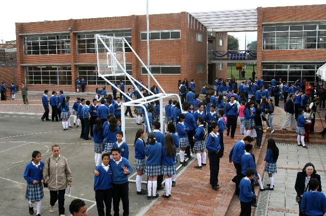 Abrupto cambio en clases de religión en los colegios públicos ¿De qué se trata? 1 Abrupto cambio en clases de religión en los colegios públicos ¿De qué se trata? La Corte Constitucional falló a favor de un padre de familia que denunció que su hija, estudiante de un colegio público, estaba siendo obligada a participar en clases de religión católica, a pesar de profesar otra fe.
