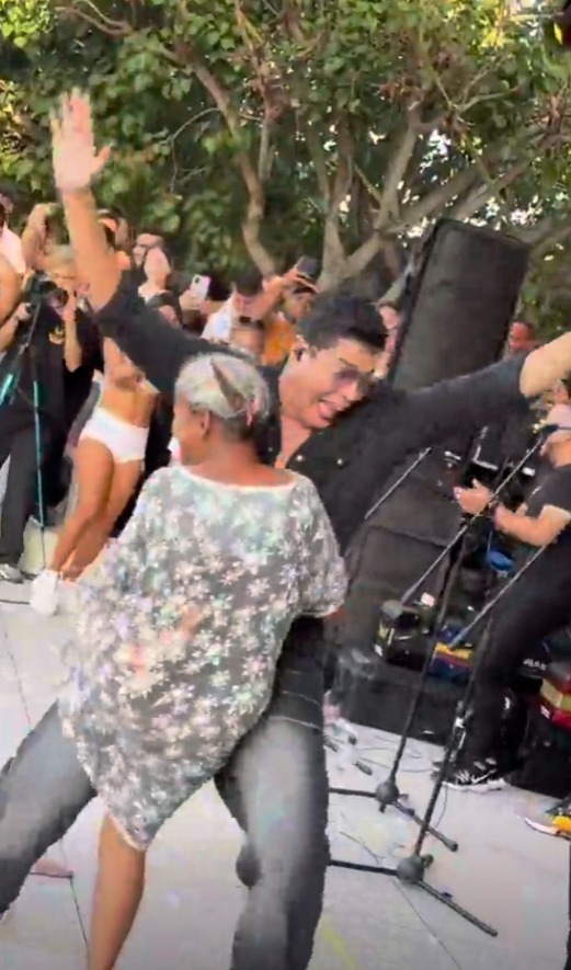 Abuelita, que llevaba desaparecida ocho meses, fue encontrada bailando un concierto de Rafa Pérez 1 Abuelita, que llevaba desaparecida ocho meses, fue encontrada bailando un concierto de Rafa Pérez El emotivo encuentro ocurrió luego de que el video, grabado en el Festival El Retorno de Fonseca, La Guajira, mostrara a la mujer dando volteretas y disfrutando de la música con gran entusiasmo.
