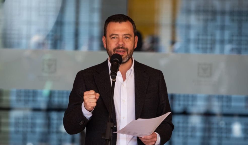 Alcaldía plantea multar a quienes no ahorren agua 4 Alcaldía plantea multar a quienes no ahorren agua La Alcaldía de Bogotá ha dado a conocer un borrador de decreto que establece sanciones para quienes desperdicien agua, en un intento por hacer frente a la crisis hídrica que afecta a la capital debido a la temporada de sequía.