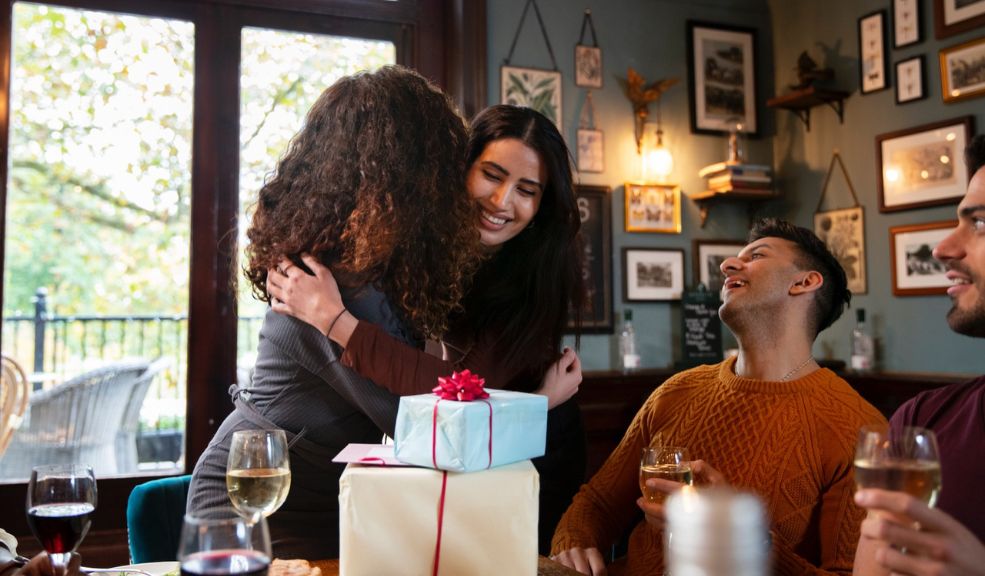Amor y Amistad: una fiesta que une a los colombianos El tercer sábado de septiembre, Colombia se viste de gala para celebrar una de sus festividades más esperadas: el Día del Amor y la Amistad.