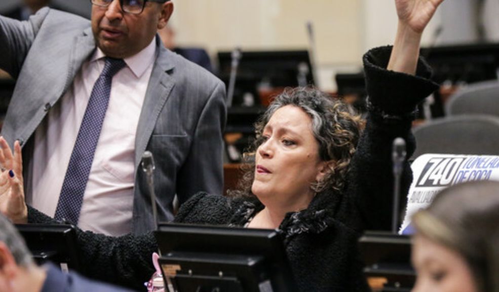 Resultados elecciones al Senado 2026: Pacto Histórico y Centro Democrático lideraron 3 Resultados elecciones al Senado 2026: Pacto Histórico y Centro Democrático lideraron Con más de 4 millones de votos en las elecciones al Senado, el petrismo se queda con la mayoría de curules para el periodo 2026-2030 a través del Pacto Histórico, en segundo lugar quedo en Centro Democrático con 2.5 millones de votos. La gran sorpresa de la jornada fue la caída de figuras como Álvaro Uribe, Katherine Miranda y Polo Polo, quienes no alcanzaron puesto en el Capitolio.