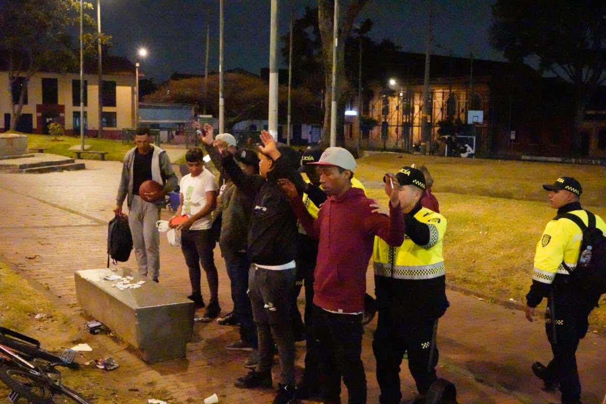 Así se vive una megatoma con la Policía en el centro de Bogotá Q'HUBO vivió de cerca un operativo policial que se llevó a cabo en la localidad de Santa fe, el cual busca enfrentar los problemas de seguridad y reducir el actuar de criminal de los delincuentes. Así es una megatoma.