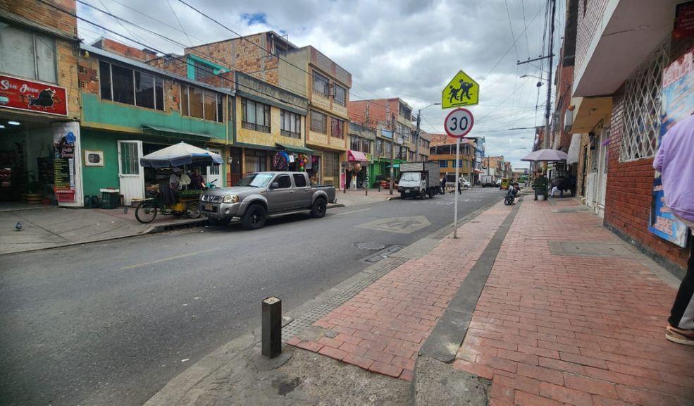 Ataque a bala dejó sin vida a un joven en Fontibón A plena luz del día, un joven que caminaba por el tranquilo barrio La Alameda, en la localidad de Fontibón, fue atacado a tiros en la tarde del viernes.