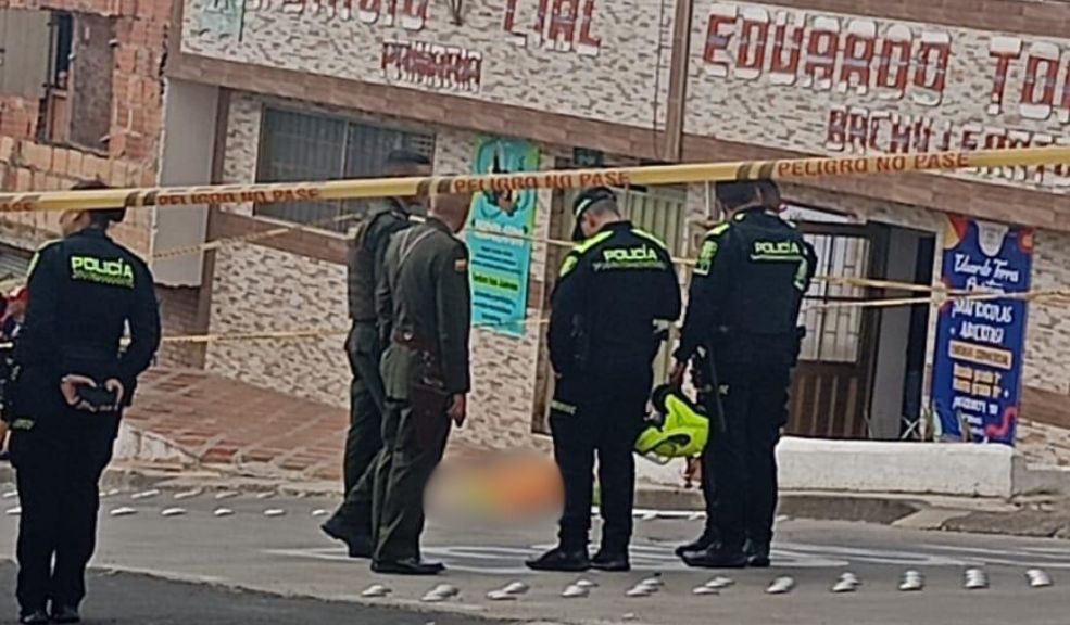 Ataque deja sin vida a un joven en San Cristóbal 8 Ataque deja sin vida a un joven en San Cristóbal El homicidio de este muchacho, cuya identidad se desconoce, ha sembrado el miedo entre los habitantes de la zona, quienes presenciaron el hecho en la calle 47B sur con carrera 13D este sobre las 2:15 p. m., en medio de esta empinada y alejada calle del sur de la capital.