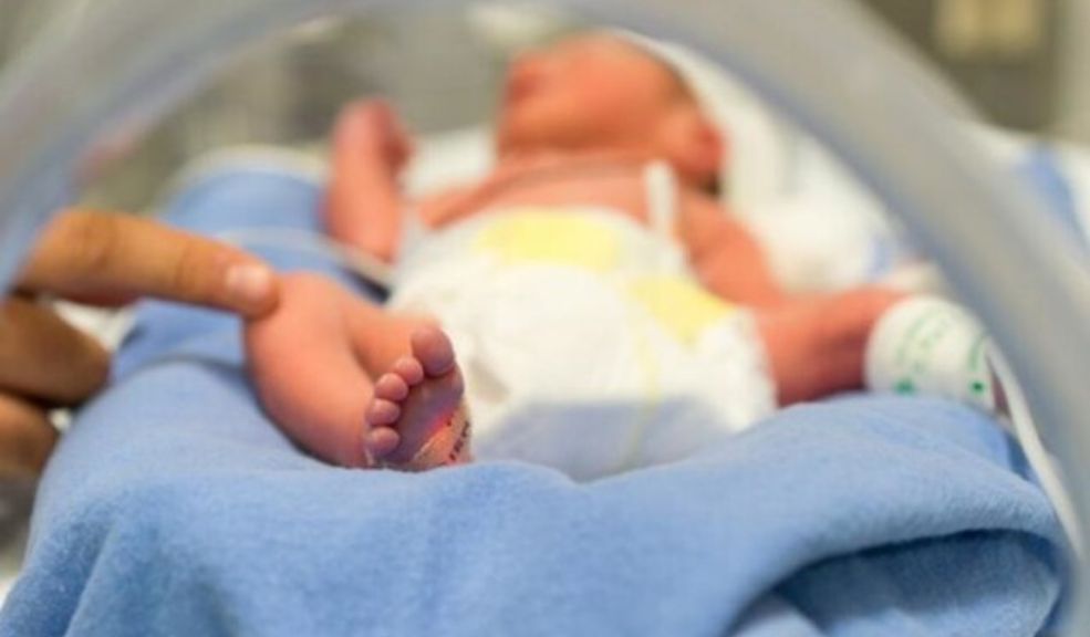 Bebé recién nacido fue abandonado en Mosquera: por poco muere 6 Bebé recién nacido fue abandonado en Mosquera: por poco muere El bebé, hallado en plena vía pública, aún llevaba el cordón umbilical.