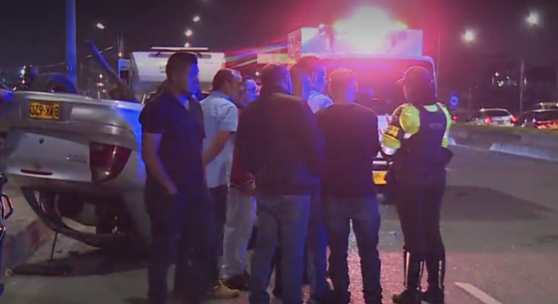 Borracho cogió a golpes a médicos que lo atendieron: se estrelló en Engativá 1 Borracho cogió a golpes a médicos que lo atendieron: se estrelló en Engativá Un conductor borracho protagonizó un bochornoso hecho la noche de este domingo en la localidad de Engativá: se estrelló y cuando llegaron a auxiliarlo, cogió a golpes a quienes se le acercaron.