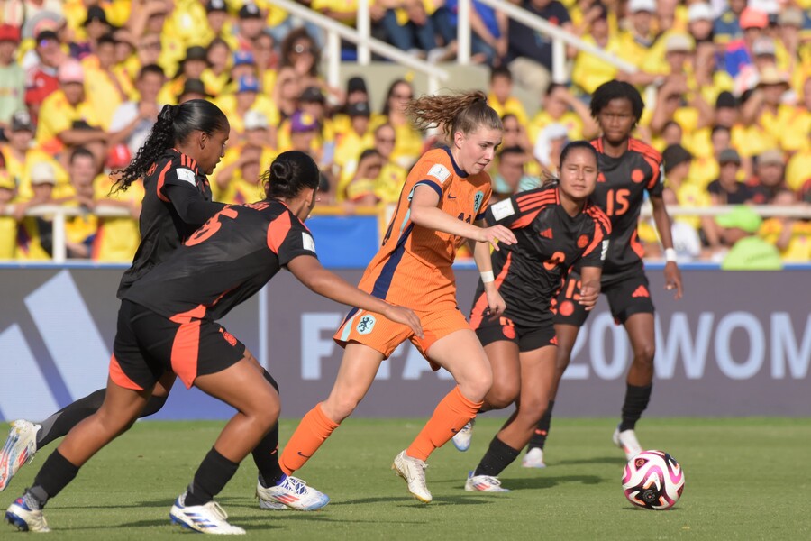 Colombia perdió en penales contra Países Bajos y quedó eliminado del Mundial Femenino Sub 20 3 Colombia perdió en penales contra Países Bajos y quedó eliminado del Mundial Femenino Sub 20 Se acabó el sueño de la Selección Colombia por conquistar su primer Mundial Femenino Sub 20. Este domingo, en el estadio Pascual Guerrero de Cali, las dirigidas por Carlos Paniagua cayeron por penales 3-0 con Países Bajos, tras igualar 2-2 en el tiempo reglamentario y el alargue, y fueron eliminadas en cuartos de final.