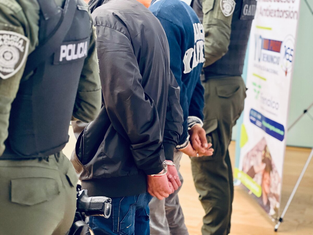 Caen dos extorsionistas que se hacían pasar por integrantes de la Segunda Marquetalia en Bogotá 1 Caen dos extorsionistas que se hacían pasar por integrantes de la Segunda Marquetalia en Bogotá La Policía de Bogotá logró la captura de dos sujetos que se hacían pasar por miembros de la Segunda Marquetalia para atemorizar y extorsionar a comerciantes de la ciudad.