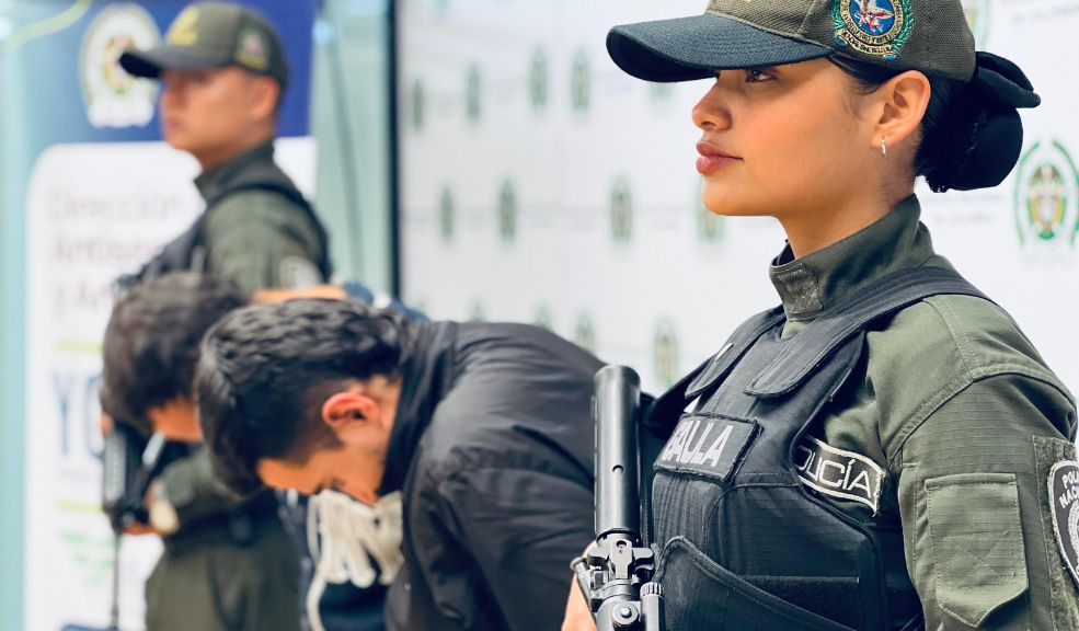 Caen dos extorsionistas que se hacían pasar por integrantes de la Segunda Marquetalia en Bogotá La Policía de Bogotá logró la captura de dos sujetos que se hacían pasar por miembros de la Segunda Marquetalia para atemorizar y extorsionar a comerciantes de la ciudad.